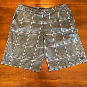 O’Neill Men’s gray plaid shorts